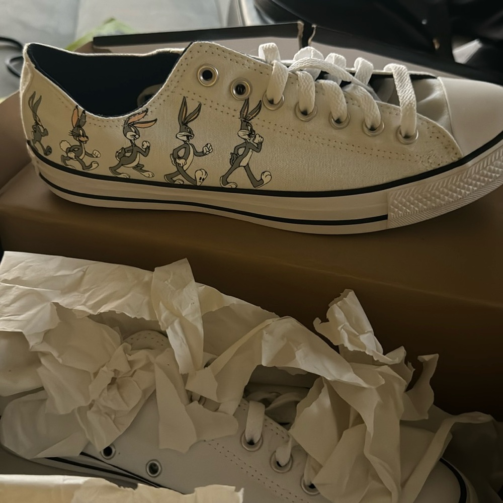 Brand new 80s edition Bugs Bunny Converse size 9 1/2 inbox never worn
